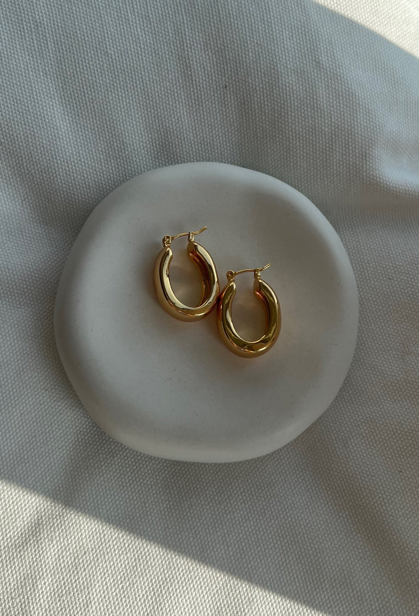 oval hoop - earrings image 3