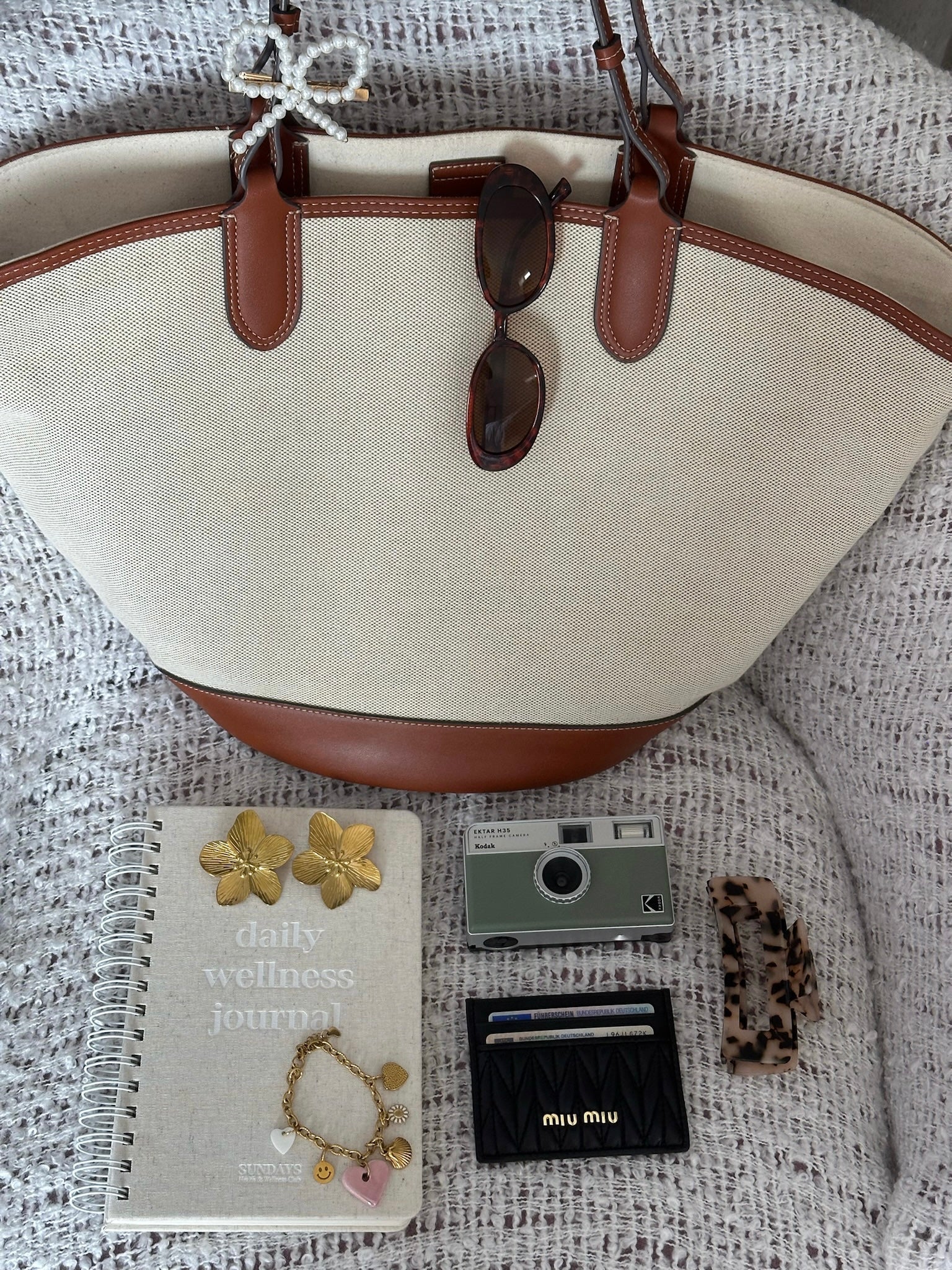 claire - hair clip image 11